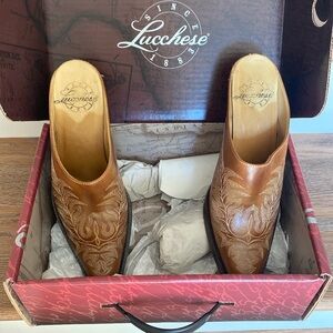 Lucchese Mayela slide in Caramel color.